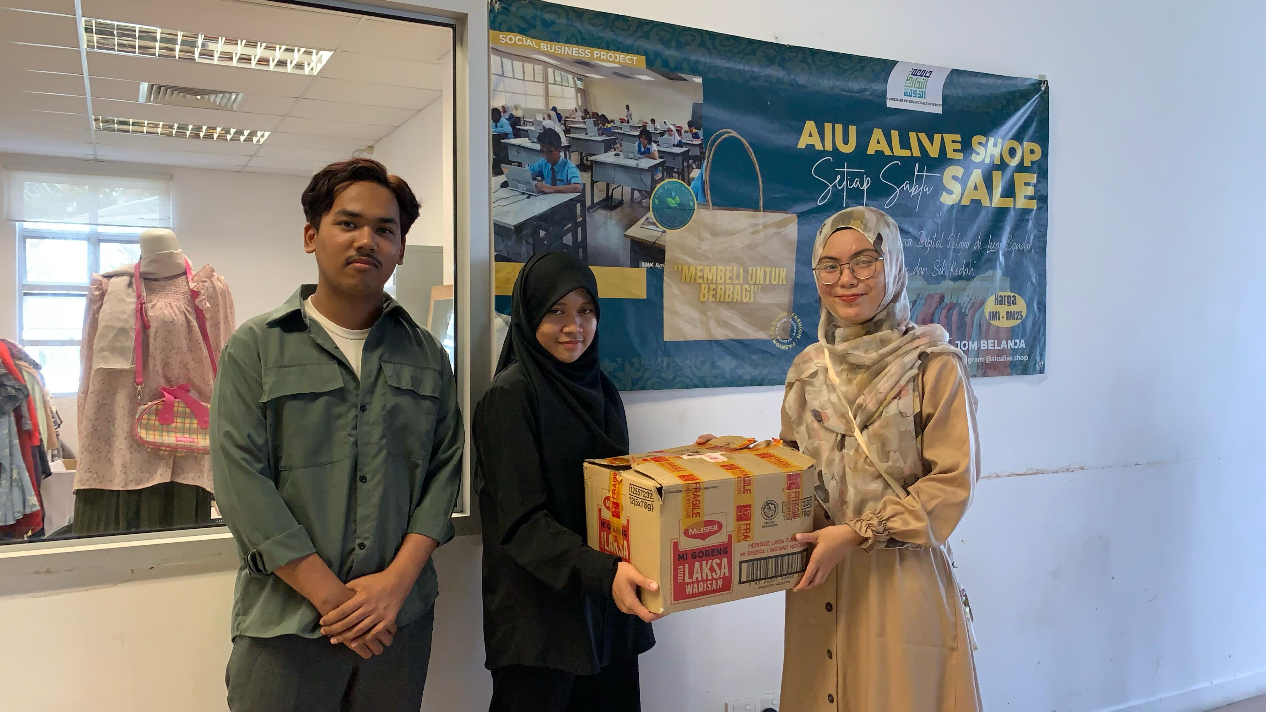 Clothes donation to Kompas by PRI